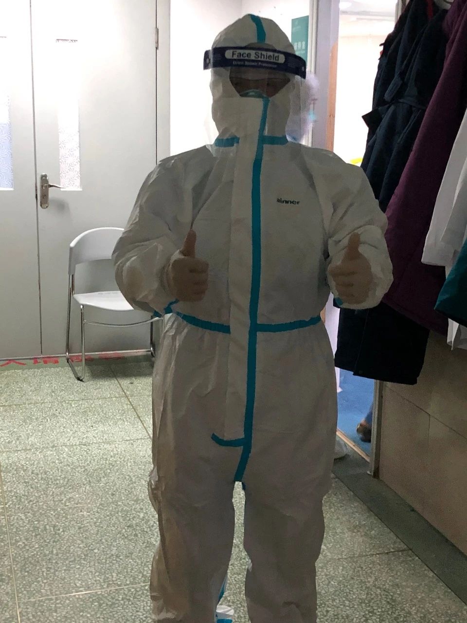 童朝晖身着防护服