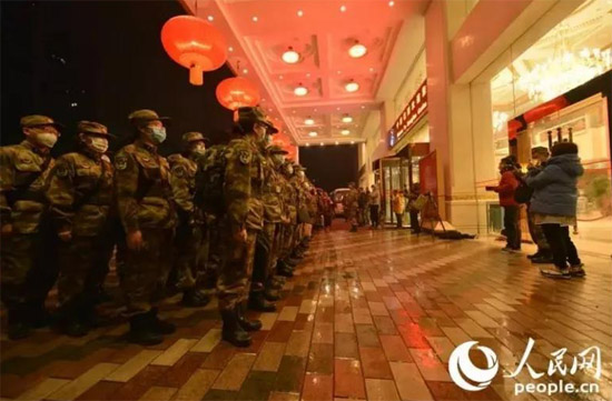 医疗队员们正在整装，准备入住中南花园饭店。人民网记者 王欲然摄