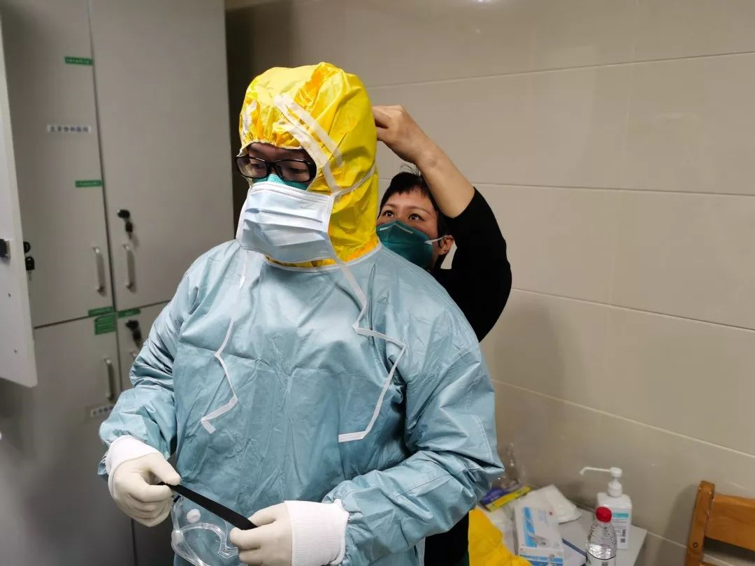 帮助接班的兄弟医院医护人员检查防护穿戴