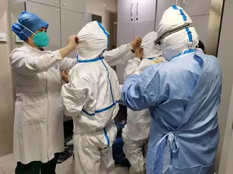 护士长亲自检查每一个人的防护穿戴情况