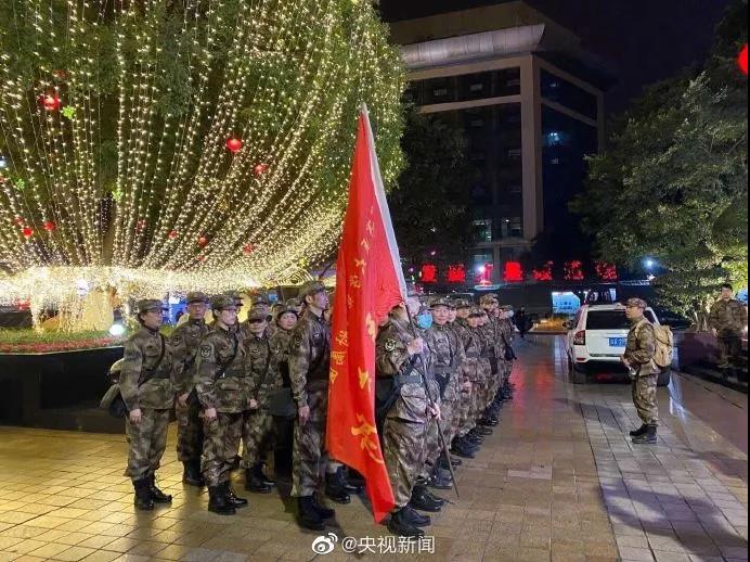 24日,陆军军医大学抽组的150人医疗队连夜奔赴武汉支援抗击疫情。